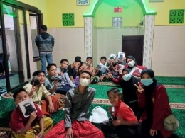 Pembagian masker gratis kepada anak-anak di Pondok Anak Yatim Salman Malang (14/04/2021)