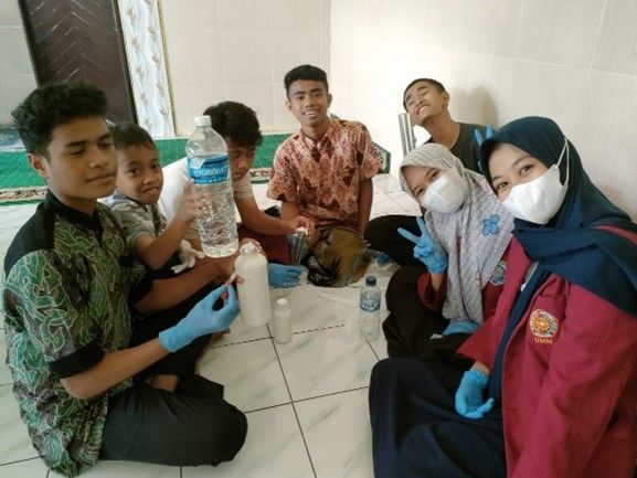 Dokumentasi kegiatan pembuatan hand sanitizer bersama anak-anak di Pondok Anak Yatim Salman Malang (16/04/2021)