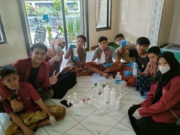 Dokumentasi kegiatan pembuatan hand sanitizer bersama anak-anak di Pondok Anak Yatim Salman Malang (16/04/2021)               
            googletag.cmd.push(function() { googletag.display('div-gpt-ad-712092287234656005-411');});
                