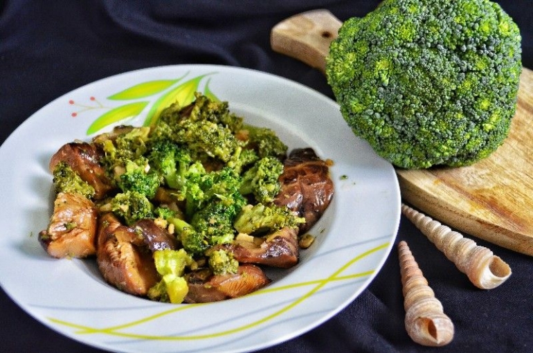 Contoh menu berbuka puasa yang saya masak. Berupa jamur dan brokoli yang berfungsi sebagai sayuran sekaligus lauk.