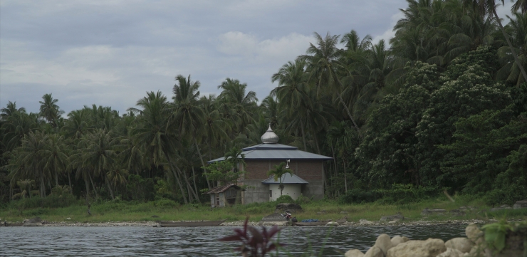 Sebuah musalla di tepi danau. Tempat ibadah ini telah lama ditinggal jamaahnya. Foto oleh Ivan Adilla