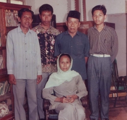 Rohani (tengah-duduk), dalam kenangan bersama para guru MI Muhammadiyah 1 Sedayulawas (dok. pribadi)