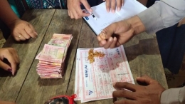 Mas kawin dan uang tunai yang disita kepolisian dari prosesi praktik pengantin pesanan di Mempawah, Kalimantan Barat | Foto diambil dari BBC