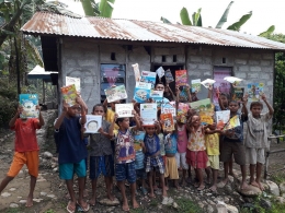 Anak - anak TBM Oan Lidak saat mendapatkan donasi buku dari Komunitas Buku Bagi NTT (Dok. Pribadi)