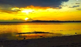 Konsep blog personal saya, Travel Blogger. Foto alam cantik is kudu! - sunset Gili Air Lombok, dengan siluet Gunung Agung Bali. Dokpri