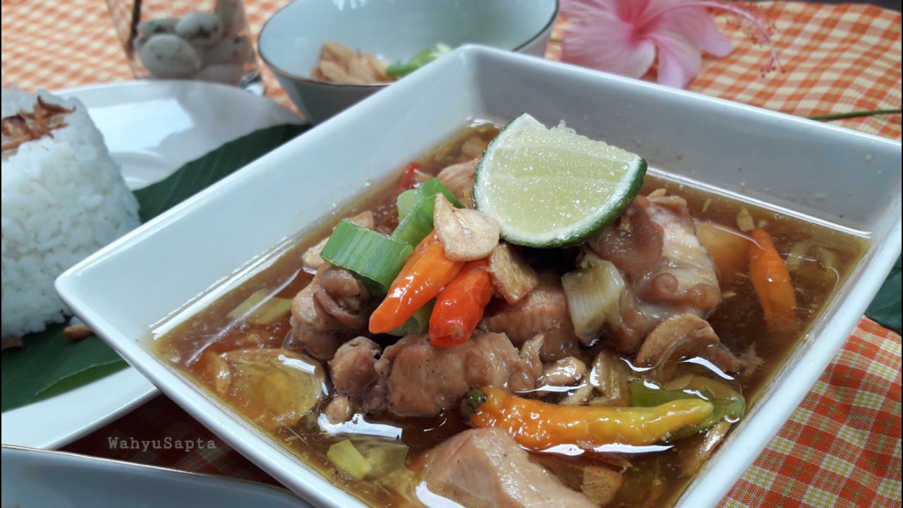 Ayam Kuah Tauco, sajian lezat untuk berbuka puasa. Foto: Wahyu Sapta.