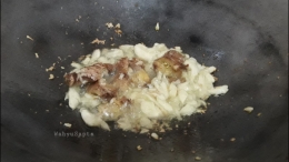 Tumis bawang putih dan jahe hingga berbau harum dalam wajan. Foto: Wahyu Sapta.