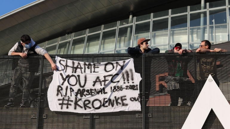 Protes fans Arsenal terhadap wacana European Super League. (Foto: Skysports.com) 