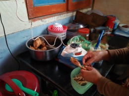 Ibu Priska mempersiapkan bahan-bahan soto ayam (Dokpri)