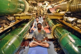 Gambar ilustrasi. Pasukan angkatan laut India sedang melakukan meditasi dalam kabin kapal selam India. Sumber gambar : DayDayNews.cc