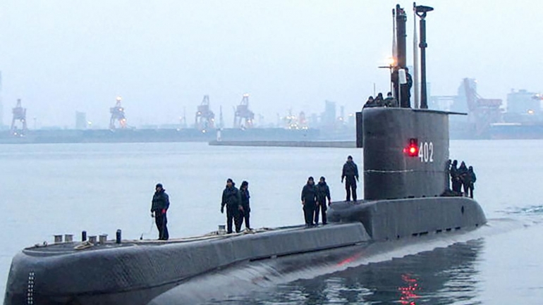 Foto yang dirilis 21 April 2021 kapal selam KRI Nanggala 402 berlabuh di pangkalan angkatan laut di Surabaya.  (Handout/Indonesia Military/AFP) 