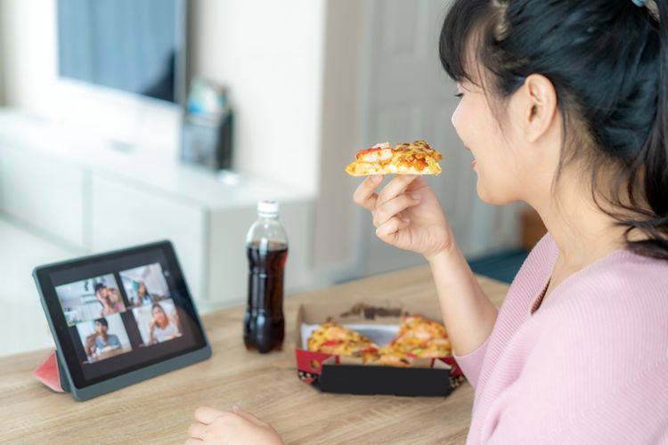 Ilustrasi buka puasa bersama secara virtual (Shutterstock)