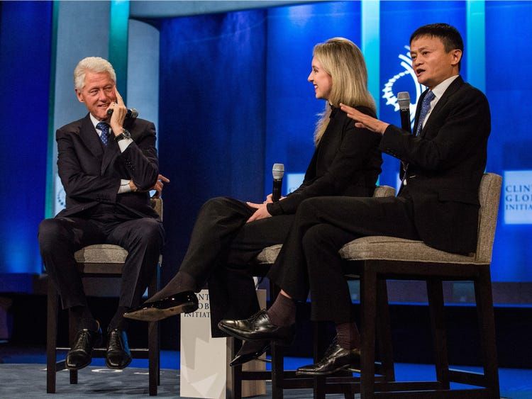 Elizabeth Holmes sepanggung dengan Bill Clinton dan Jack Ma (businessinsider.com)