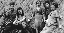 Perempuan tionghoa di tengah tawanan tentara jepang (wikimedia.org)
