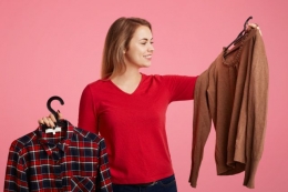 Ilustrasi wanita sedang memilih baju: Shutterstock
