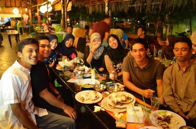 bukber dalam kondisi normal, belum ada pandemi (foto dari jurnalpost.com)