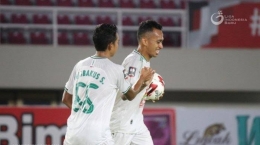 Irfan Jaya usai mengeksekusi penalti (bali.tribunnews.com)