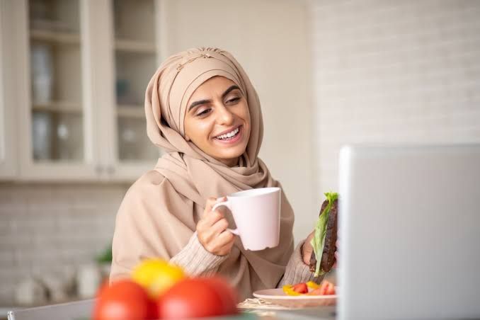 Situasi ketika bukber virtual, semua peserta bukber menyantap hidangannya masing-masing (foto dari journal.sociolla.com)