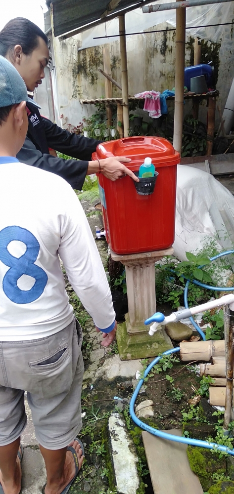 pemasangan tempat cuci tangan di sekitar daerah PMM kelompok 89 (dokpri)