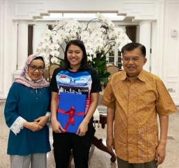 Wakil Presiden M.Jusuf Kalla dan Ibu Mufida berfoto bersama dengan Indah Cahya Sari Jamil pada tahun 2018. (Foto: Istimewa) 