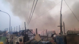Kebakaran terjadi di lingkungan di mandalay sekitar jam 5 pagi. Diperkirakan 100-200 rumah hancur. | Sumber: https://twitter.com/florenceshj/