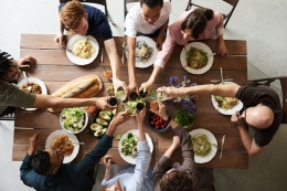 Mempererat hubungan antarpribadi bisa lewat makan bersama. Sumber: Pexels/Fauxels