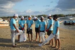 Organisasi yang Peduli Akan Lingkungan membersihkan Sampah di Pantai. Sumber: OCG Saving The Ocean