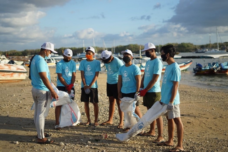 Organisasi yang Peduli Akan Lingkungan membersihkan Sampah di Pantai. Sumber: OCG Saving The Ocean