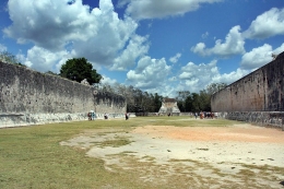 The ball game court of Chichen Itz,Yucatan Mexico. Kredit foto by Adobe Stock