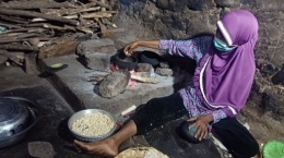 Seorang ibu dari Lamahala sedang membuat jagung titi: Antara/Andi Firdaus