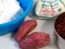 Ubi, tepung ketan, dan kelapa muda sebagai bahan utama awauk-awuk (Foto: dok. pri) 
