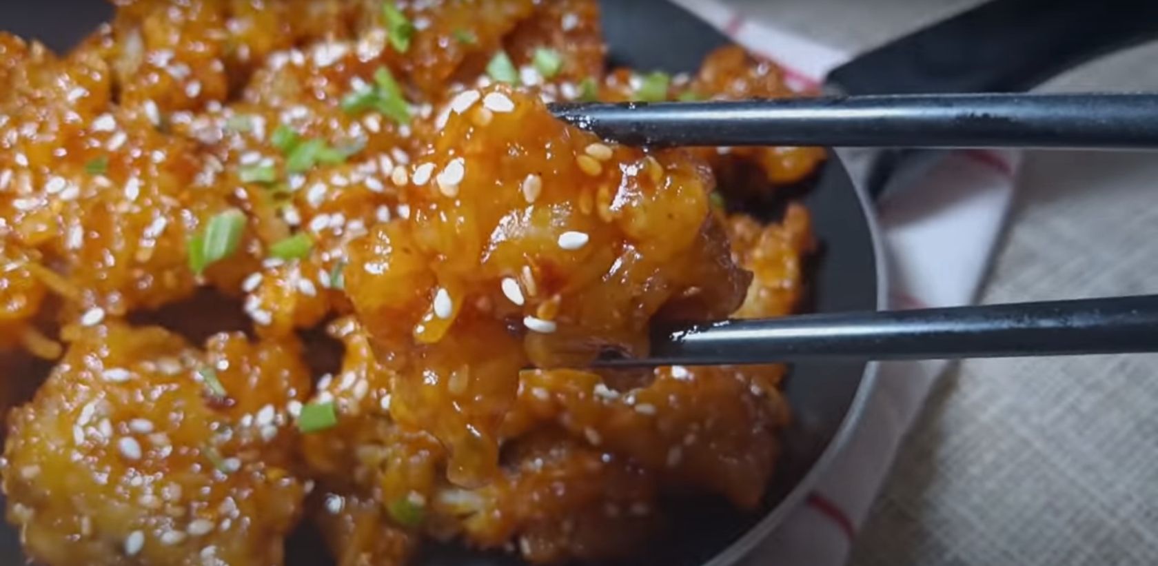 Korean Fried Chicken yang bukan dari ayam, tapi mie instan. Sumber foto : screenshot/cece cooking