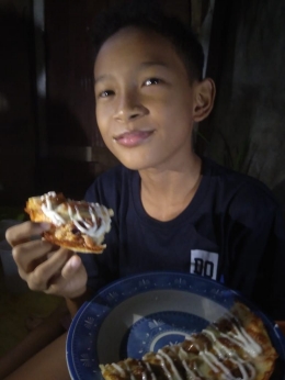 Anak laki-laki makan pizza Kordamoz (Dok.Pribadi)