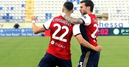 Pemain Cagliari merayakan gol ke gawang AS Roma. (via breakinglatest.news)