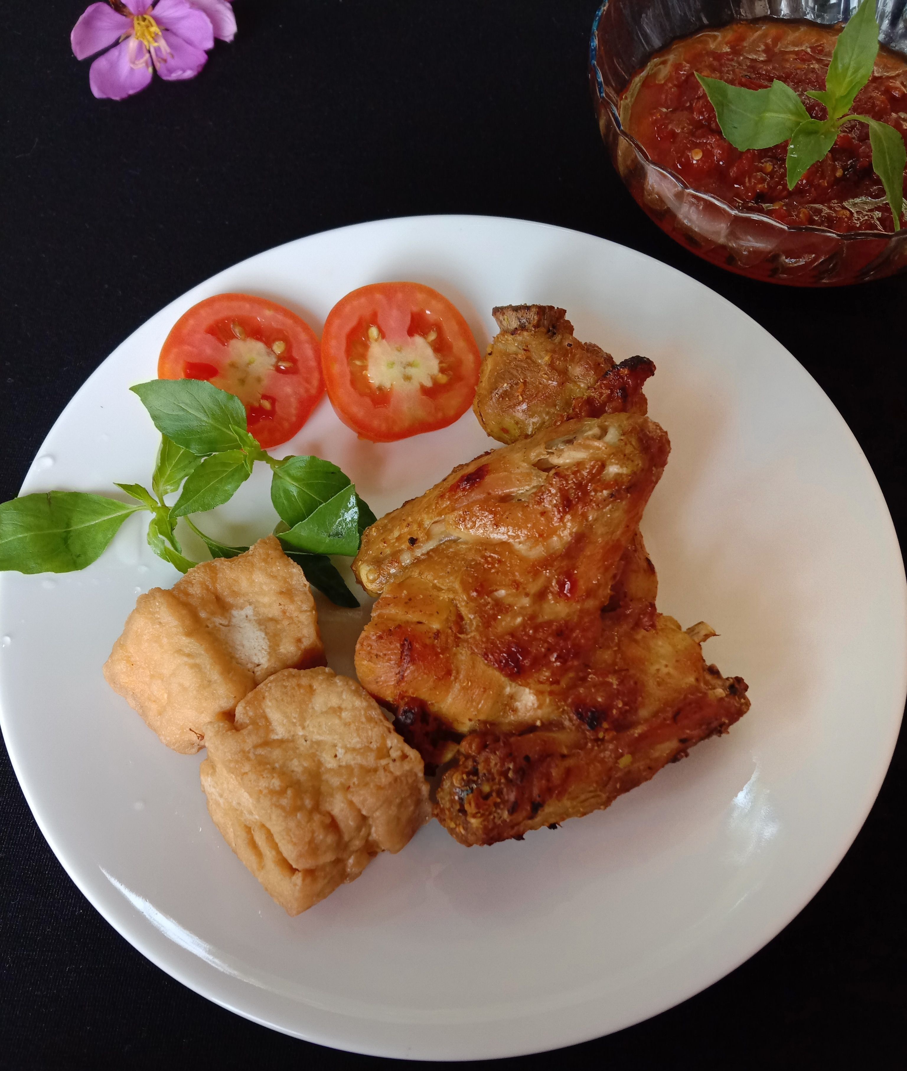 Ayam bakar dengan sambel kemangi (dokpri)