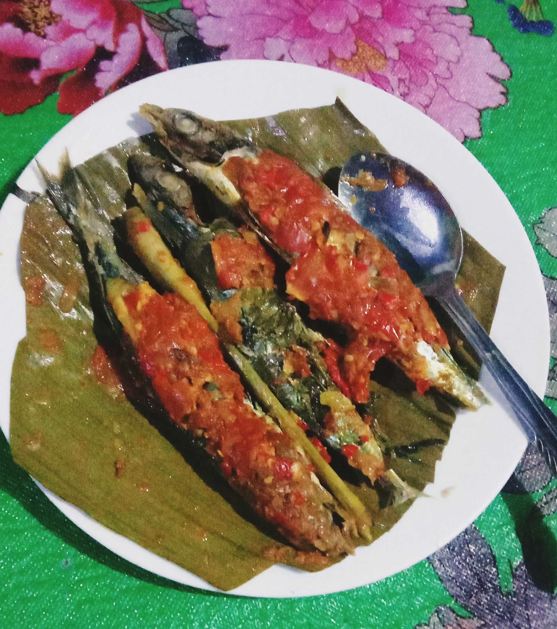 Pepes ikan daun kemangi (dokpri)