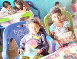 Anak-Anak Belajar Membaca di TBM Cendikiawan Soe