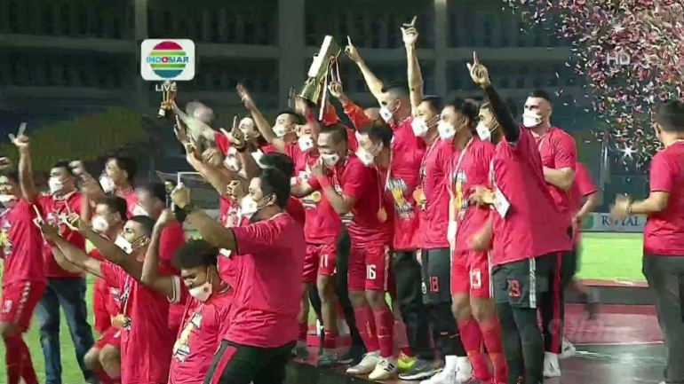 Persija Jakarta Mengangkat Trofi Piala Menpora 2021 . Sumber: Indosiar