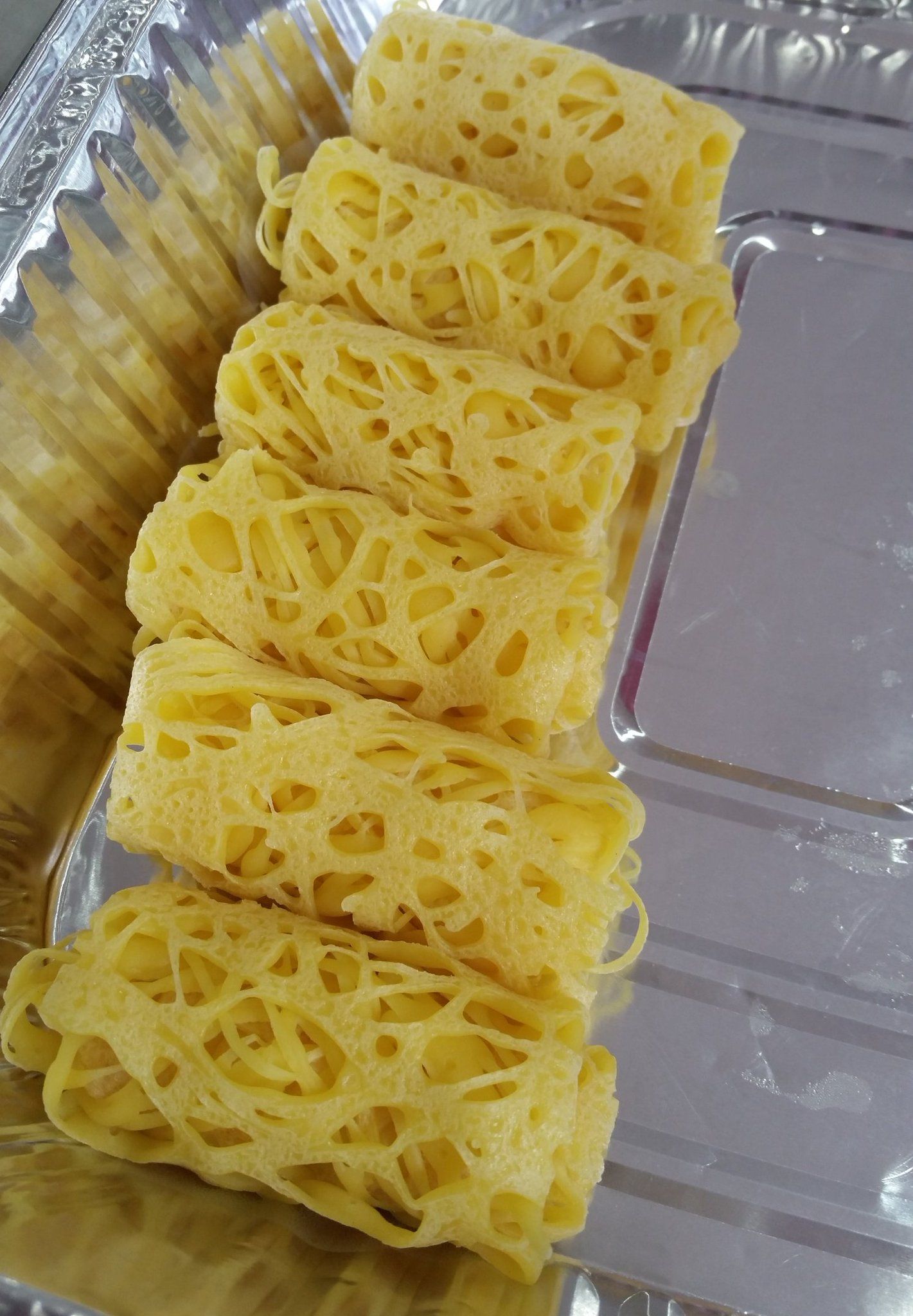 Roti Jala bisa disajikan dalam bentuk digulung atau dilipat (arsip pribadi)