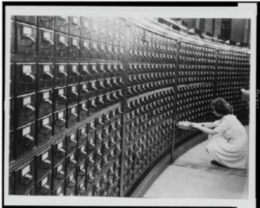 Seorang perempuan sedang menggunakan kartu katalog di Library of Congress. Sumber gambar: www.loc.gov