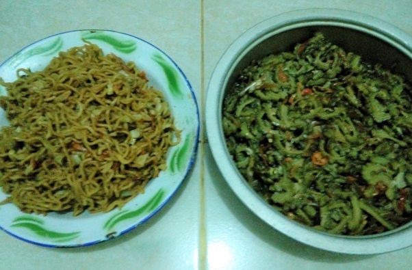 Menyiapkan sayur pare dan penawarnya untuk menu buka puasa (Sumber: dokumen pribadi)