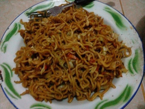 Mie goreng pedas sebagai penawar menu sayur pare (Sumber: dokumen pribadi)