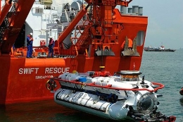 Wahana selam DSAR 6 (warna putih) dari Kapal MV Swift Rescue milik AL Singapura (sumber: Naval Technology, 2008)