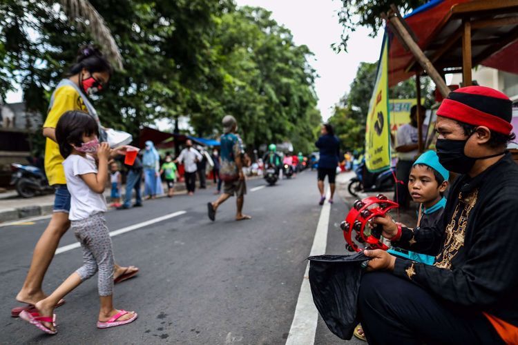 Ngabuburit sore menunggu berbuka. (kompas)