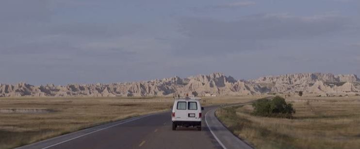 Mobil van milik Fern membelah jalanan Amerika bagian barat dalam film 