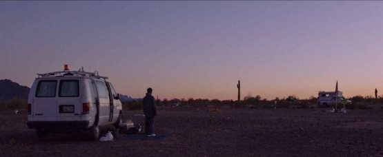 Adegan yang menampilkan saat Fern bersama mobil van miliknya dalam film 