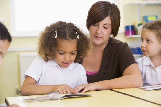 Orang tua mendampingi anak agar lebih senang membaca (Sumber foto: theschoolrun.com)