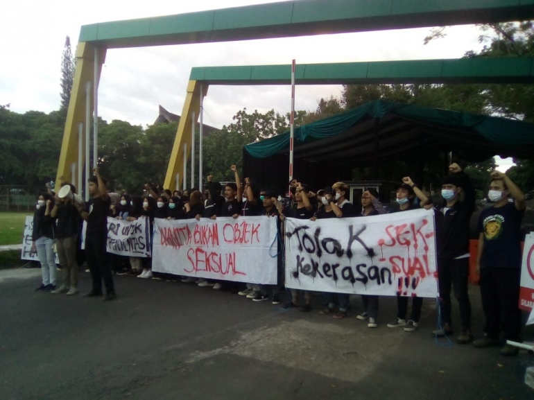 Aksi Solidaritas Mahasiswa Universitas SIliwangi di Depan Gerbang Utama (Dok. DIKI ZAKARIA)