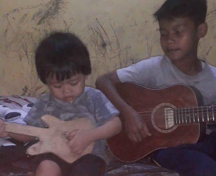 Bermain gitar. Foto : Irma Tri Handayani