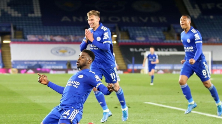 Pemain Leicester City merayakan gol ke gawang Crystal Palace. (via eurosport.com)